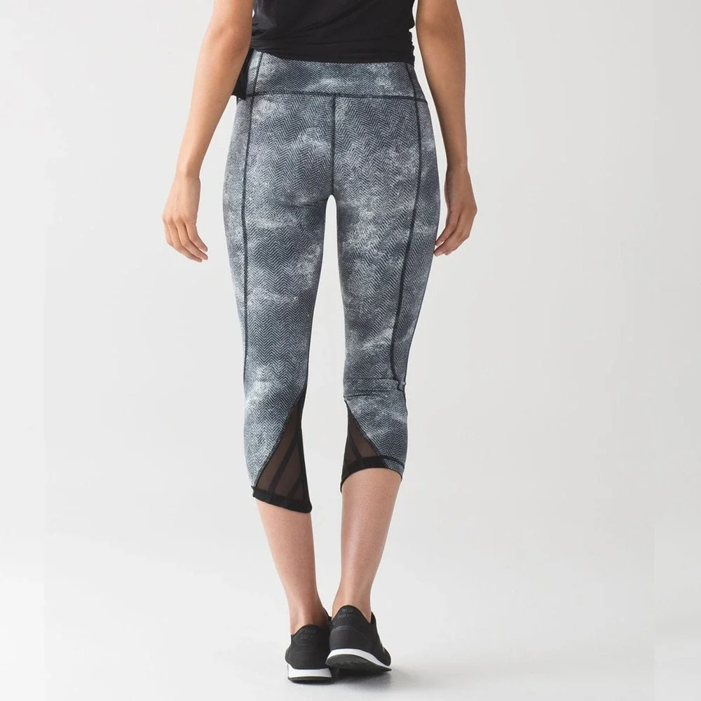 LULULEMON Essential Rhythm Crop Leggings Size 4
